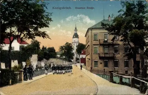 Ak Königsbrück, Blick in die Dresdner Straße, Soldaten