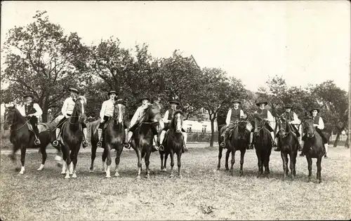 Foto Ak Kaufbach Wilsdruff Sachsen, Gruppenportrait, Reiter auf Pferden