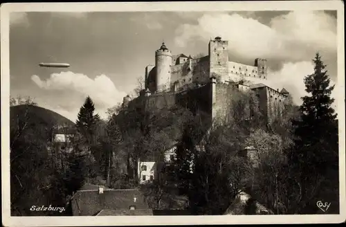 Ak Salzburg in Österreich, Luftschiff LZ 127 Graf Zeppelin über der Festung