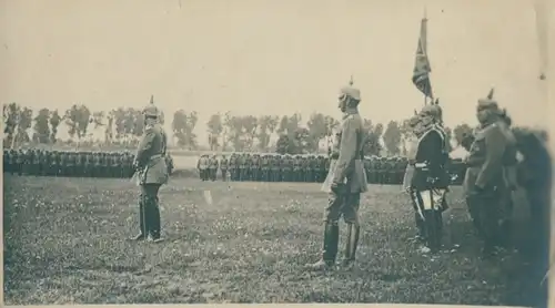 Foto Ak Kaiser Wilhelm II. bei der Abnahme einer Truppenparade mit Kaiserstandarte