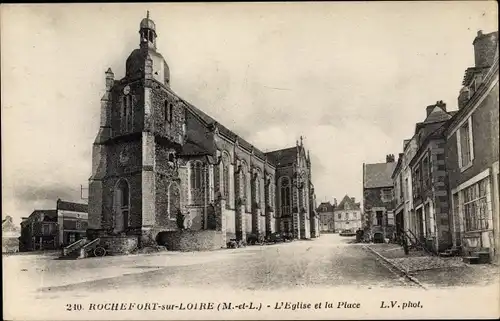 Ak Rochefort sur Loire Maine et Loire, L'Eglise et la Place