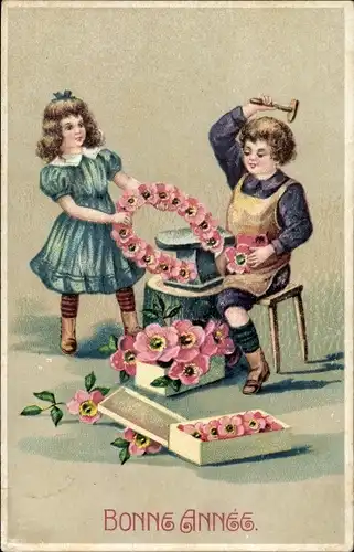 Ak Glückwunsch Neujahr, Junge als Schmied, Blumen-Hufeisen