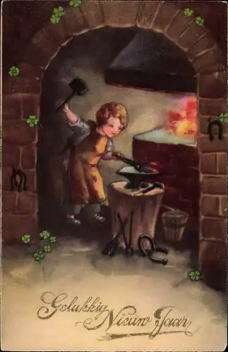 Ak Glückwunsch Neujahr, Junge als Schmied, Feuer, Hufeisen, Glücksklee