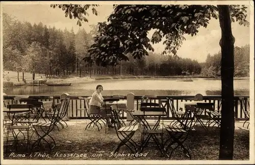 Ak Auma Weidatal in Thüringen, Kesselsee am Sophienbad, Dame auf Terrasse