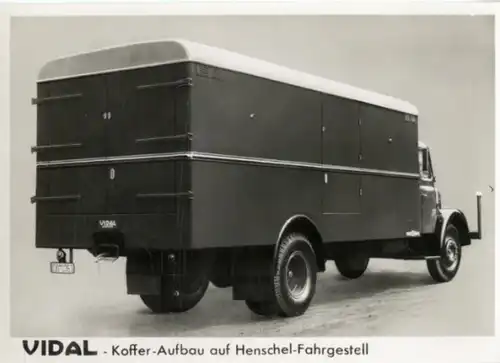 Foto Fahrzeug Firma Vidal Harburg, Koffer-Aufbau auf Henschel-Fahrgestell