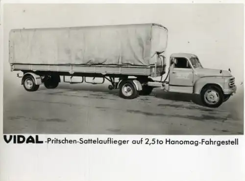 Foto Fahrzeug Firma Vidal Harburg, Pritschen-Sattelauflieger auf 2,5 t Hanomag-Fahrgestell