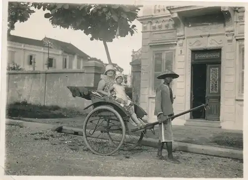 Foto Cambodia Kambodscha ?, Hanoi ? Frau und Mädchen in Rikscha, 1930