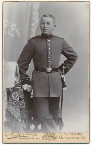 Kabinett Foto Junger Soldat in Uniform, Gardehelm, Fotograf A. Müller Ludwigsburg