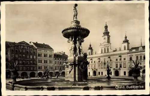 Ak České Budějovice Budweis Südböhmen, Platz, Brunnen