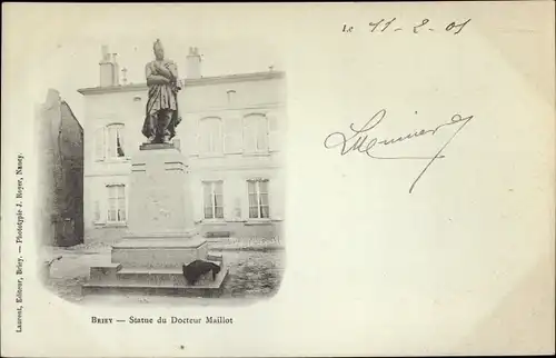 Ak Briey Meurthe et Moselle, Statue du Docteur Maillot