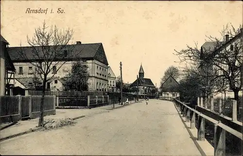 Ak Arnsdorf in Sachsen,Straßenpartie mit Kirche