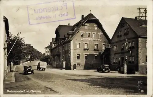 Ak Hartmannsdorf in Sachsen, Straßenpartie mit Häusern und Autos