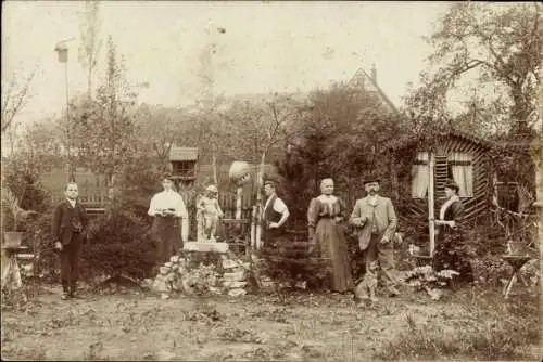 Foto Ak Burkersdorf Burgstädt in Sachsen, Laubenpieper in ihrer Gartenparzelle, Familie K. Peter