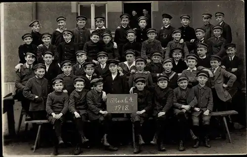Foto Studentika Ak Gruppenbild der Schüler, Real. 4. 1918