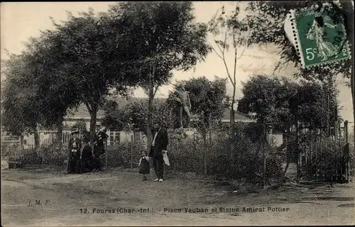 Ak Fouras Charente Maritime, Place Vauban et Statue Amiral Pottier