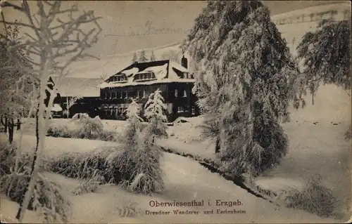 Ak Oberwiesenthal im Erzgebirge Sachsen, Winterlandschaft, Dresdner Wanderer und Ferienheim