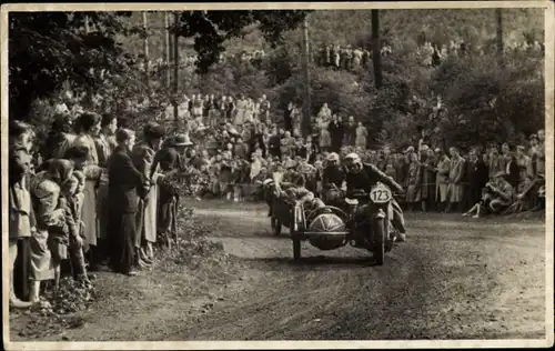 Foto Ak Motorräder mit Beiwagen bei einem Rennen, Zuschauer