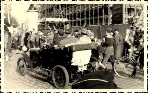 Foto Ak Automobil, Zuschauer an der Straße