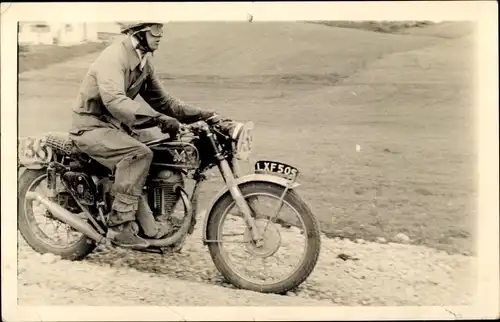 Foto Ak Mann auf einem Motorrad, KFZ Kennz. LXF 505