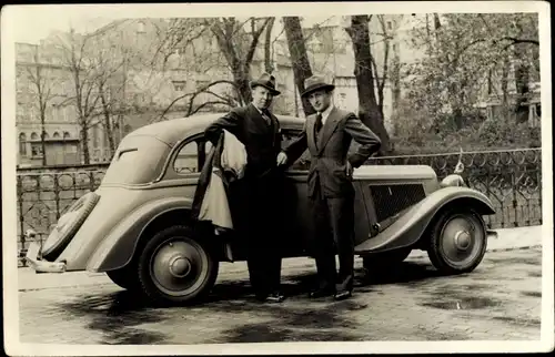 Foto Ak Zwei Männer vor einem Automobil
