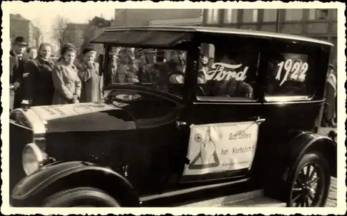 Foto Ak Ford Automobil von 1922, Schild Das Leben hat Vorfahrt