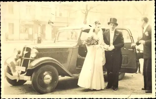 Foto Ak Hochzeitspaar vor einem Automobil