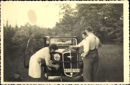 Foto Ak Frau und zwei Männer mit einem Automobil, KFZ Kennz. KB 020 552