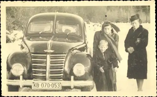 Foto Ak Frau und Kinder neben einem Automobil, KFZ Kennz. KB 070 053