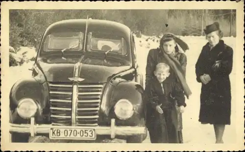 Foto Ak Frau und Kinder neben einem Automobil, KFZ Kennz. KB 070 053