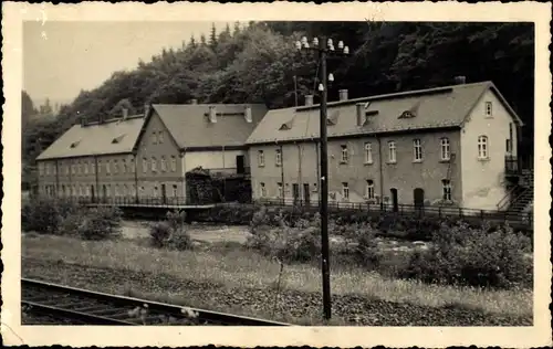 Ak Jahna Ostrau in Sachsen, Bahnhofsgebäude am Gleisbett