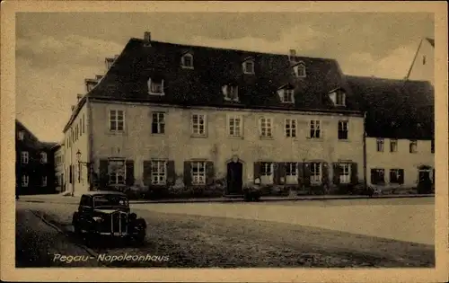 Ak Pegau an der Weißen Elster Sachsen, Straßenpartie mit Blick auf das Napoleonhaus, Automobil