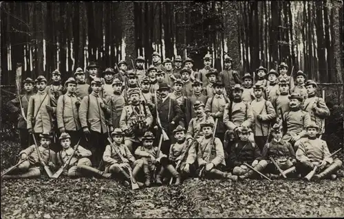 Foto Ak Gruppenfoto von jungen Soldaten mit Gewehren im Wald, Uniformen