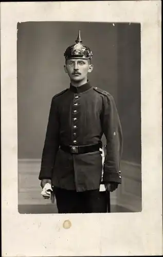 Foto Ak Deutscher Soldat in Uniform, Portrait, Pickelhaube, Kaiserreich