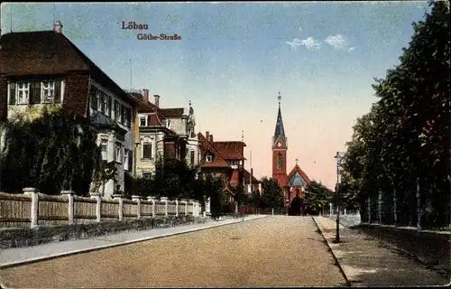 Ak Löbau in Sachsen, Blick in die Goethe-Straße mit Kirche