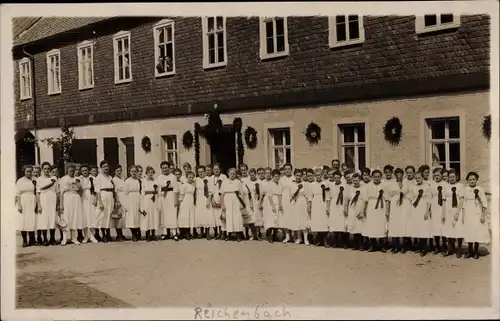 Foto Ak Reichenbach in der Oberlausitz, Gruppe von Mädchen und Frauen für Fest geschmückt