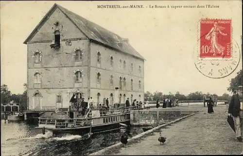 Ak Montreuil sur Maine Maine-et-Loire, Le Bateau a vapeur entrant dans l'Ecluse