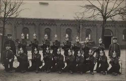 Foto Ak Deutsche Soldaten in Uniformen mit angelegten Gewehren
