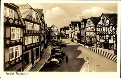 Ak Fritzlar in Hessen, Marktplatz, Alte Fachwerkhäuser