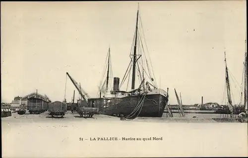 Ak La Pallice Rochelle Charente Maritime, Navire au quai Nord