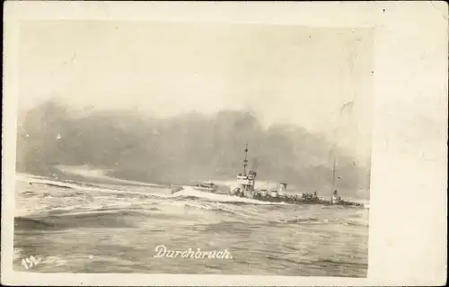 Foto Ak Deutsches Kriegsschiff, Torpedoboot im Angriff, Durchbruch