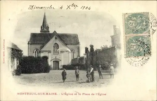 Ak Montreuil sur Maine Maine-et-Loire, L'Eglise et la Place de l'Eglise