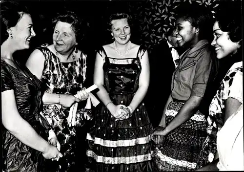 Ak Amsterdam Nordholland Niederlande, Prinzessinnen Irene und Beatrix der Niederlande, Studenten