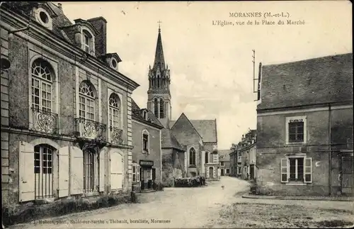 Ak Morannes Maine et Loire, L'Eglise vue de la Place du Marche