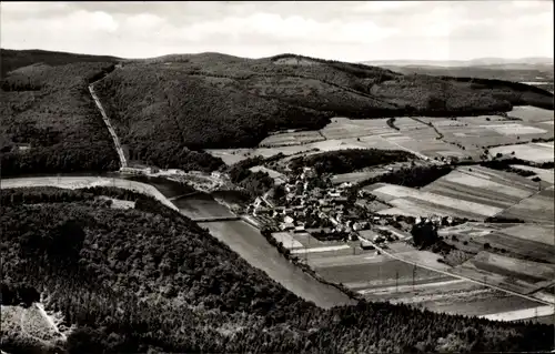 Ak Hemfurth Edertal Hessen, Gesamtansicht vom Ort, Vogelschau, Flussbiegung, Rohre, Wald