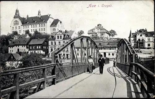 Ak Aue im Erzgebirge Sachsen, Passanten auf Brücke