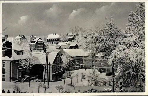 Ak Seiffen im Erzgebirge, Panorama vom Ort, Schneelandschaft