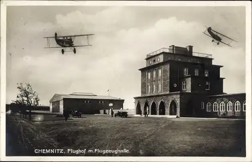 Ak Chemnitz in Sachsen, Flughof mit Flugzeughalle, Doppeldecker Flugzeuge