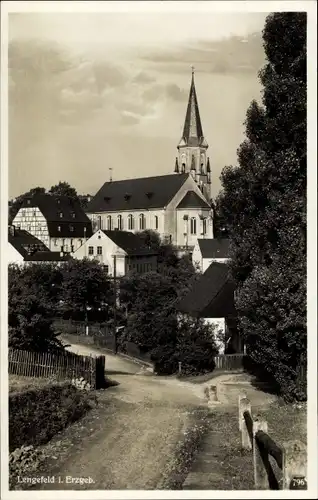 Ak Lengefeld im Erzgebirge Sachsen, Straßenpartie mit Blick auf Kirche