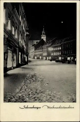 Ak Schneeberg im Erzgebirge, Weihnachtsleuchten, Straßenpartie in der Stadt