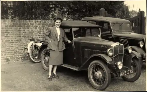 Foto Ak Frau vor einem Automobil, KFZ Kennz. AME 373
